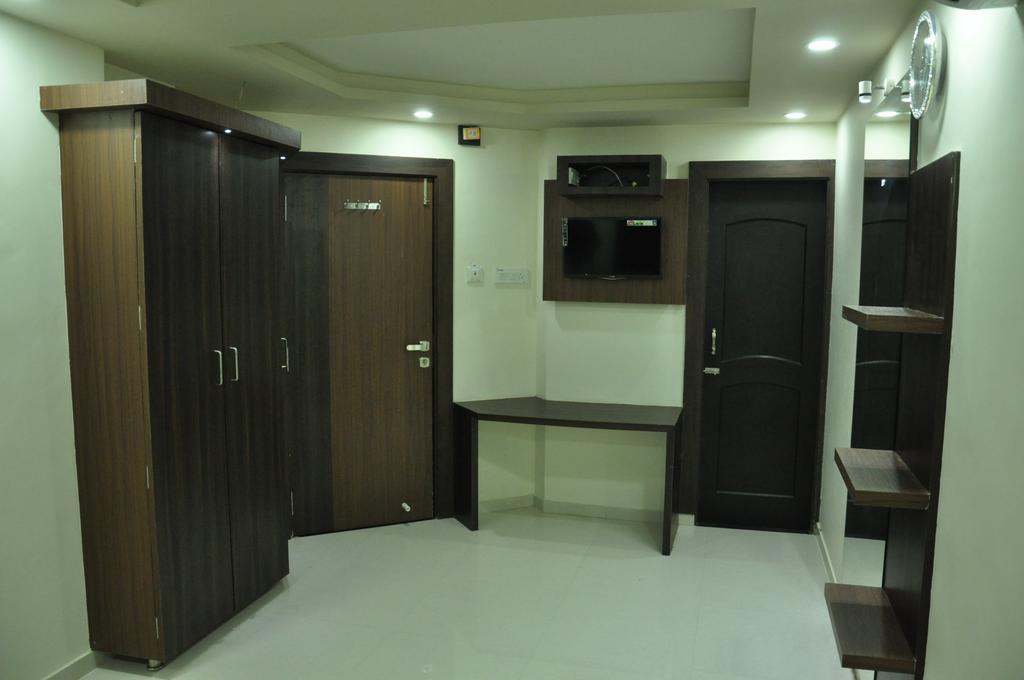 Shivdhara Hotel & Residence Rajkot Exteriör bild