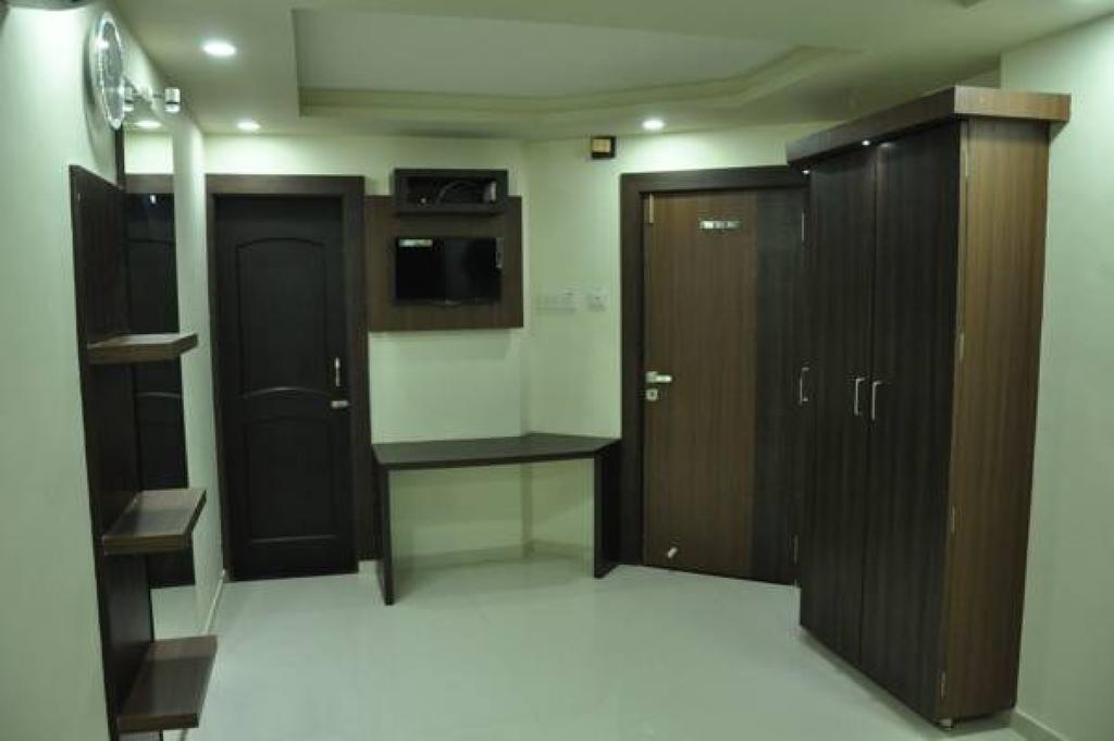 Shivdhara Hotel & Residence Rajkot Exteriör bild