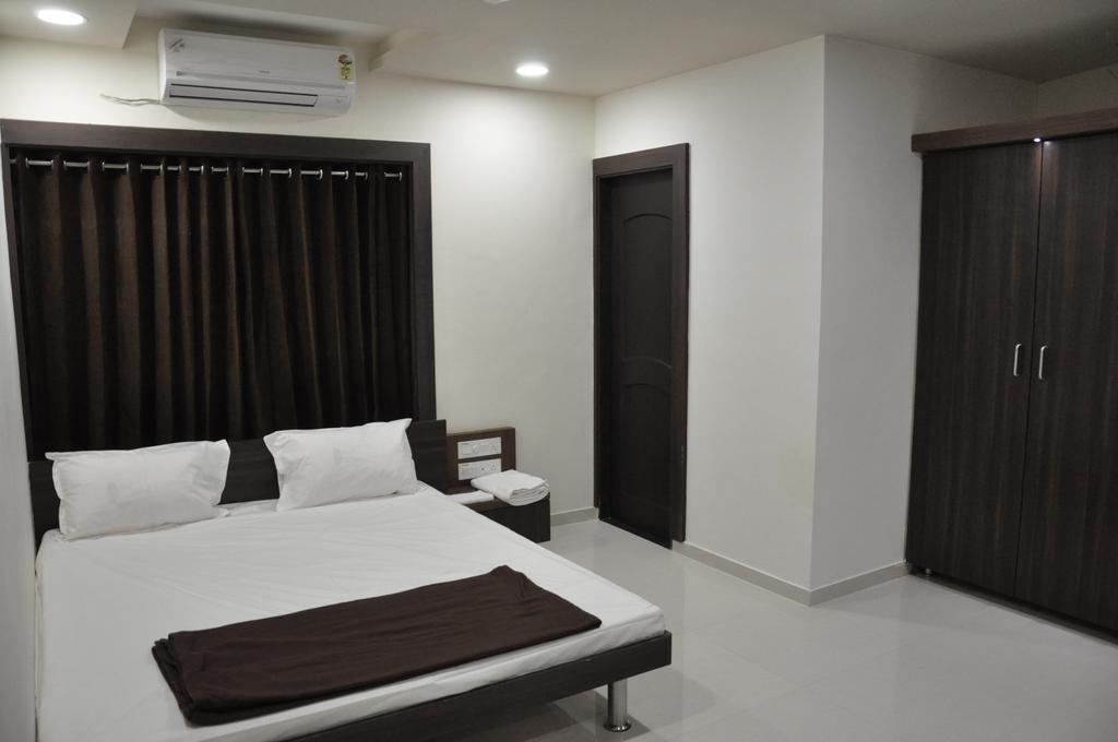 Shivdhara Hotel & Residence Rajkot Exteriör bild